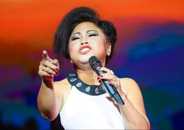Siu Black thoi lua trong dem nhac tuong nho co NSND Y Moan hinh anh