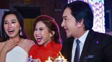 NSUT Kim Tu Long mac banh bao den chuc mung Binh Tinh hinh anh