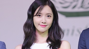 Yoona (SNSD) den tre 2 tieng, xuat hien o hop bao 10 phut hinh anh