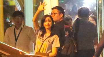 Fan ra san bay tien Yoona (SNSD) ve Han luc nua dem hinh anh