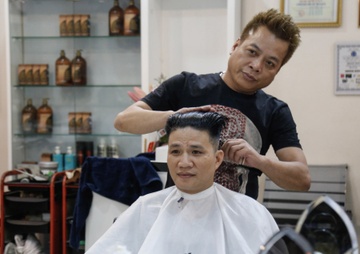 Chu tiem cat toc Trump - Kim o Ha Noi: ‘Toi muon noi tieng’ hinh anh