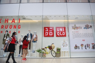 Ben trong cua hang Uniqlo Ha Noi dau tien truoc ngay khai truong hinh anh