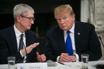 Tim Cook khen ngợi ông Trump
