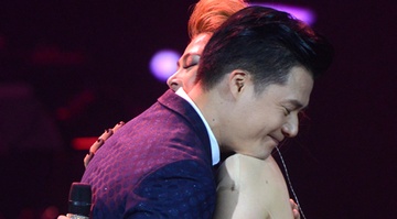 Thanh Thao boi roi khi duoc Quang Dung hon tren san khau hinh anh
