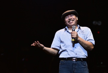Khi khan gia uong bia hoi va hat cung Tran Tien hinh anh