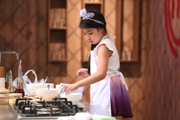 Co be 10 tuoi gay chu y khi co kinh nghiem 4 nam vao bep hinh anh