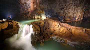 Boi trong hang toi Tu Lan o Quang Binh hinh anh