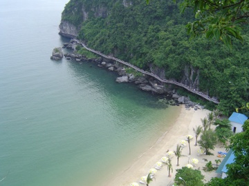 Nhung bai bien dep mien Bac giup giai nhiet ngay he hinh anh