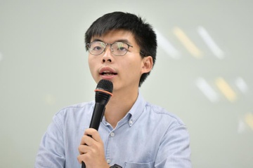 Joshua Wong duoc tha, dang tren duong sang Duc hinh anh