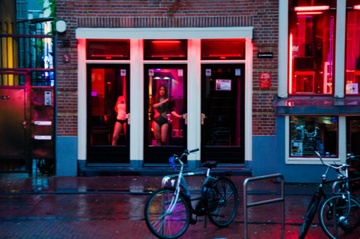 Tranh cai ve bien chi dan du khach den pho den do o Amsterdam hinh anh