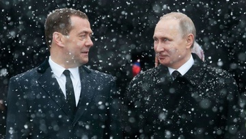 Dmitry Medvedev va 3 thap ky sat canh cung Tong thong Putin hinh anh