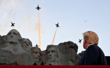 Le ky niem hoanh trang cua TT Trump o nui thieng du bi phan doi du doi hinh anh