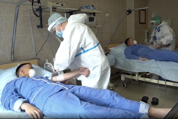 Tranh cai va ngo vuc quanh vaccine Covid-19 than toc cua Nga hinh anh