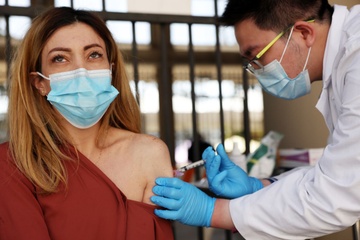 Vi sao vaccine Covid-19 khong co hieu qua tron doi? hinh anh