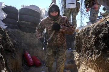Linh Nga tien vao ben trong Mariupol hinh anh