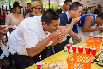 Cuộc thi ăn trứng vịt lộn ở New York (Ảnh: NBC)