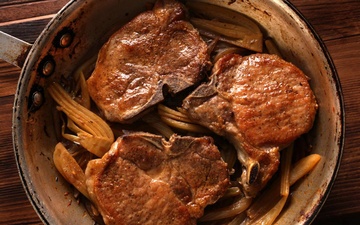 Sườn heo om củ thì là. Ảnh: