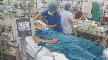 Cuu song nam thanh nien dang khoe manh ngung tim dot ngot hinh anh