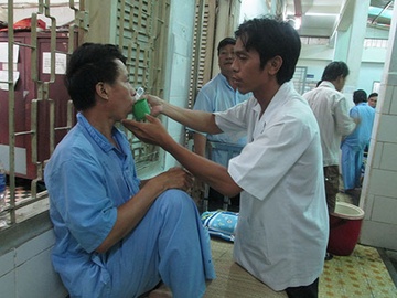 Bac si tam than bi benh nhan 'om' trom, dap gay rang hinh anh