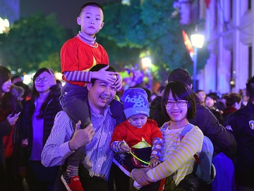 Hang trieu nguoi dan Viet Nam han hoan chao don 2015 hinh anh