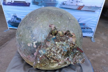 Ngu dan Thai Lan phat hien manh vo thung nhien lieu ten lua tau vu tru hinh anh