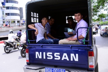 Xe Canh sat Co dong dua thi sinh di thi hinh anh