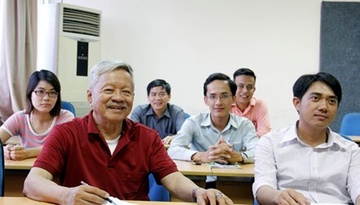 Buoi hoc thac si dau tien cua cu ong 83 tuoi hinh anh