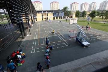 Ben trong ngoi truong co hoc phi 500 trieu dong hinh anh