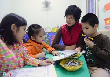Phu huynh tranh luan giao bai tap ve nha dip Tet hinh anh