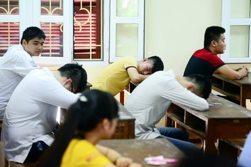 Tan sinh vien som chan hoc hinh anh