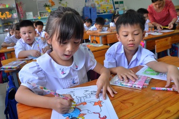 Phu huynh non nong bat con hoc chu de vao lop mot hinh anh