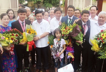 'Con mua huy chuong' the he vang xu Nghe hinh anh