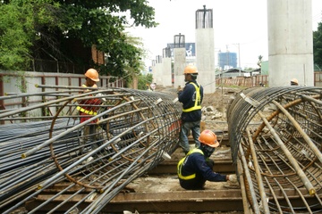 Toan canh tuyen Metro so 1 o Sai Gon dang thi cong hinh anh