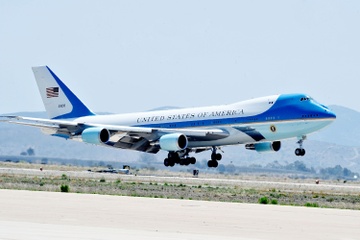 TT Trump dieu Air Force One dua linh cuu Bush 'cha' ve Washington hinh anh