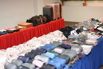 Bon nguoi Viet Nam bi phat tu vi den Singapore an trom do Uniqlo hinh anh
