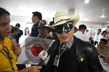 Sieu anh hung va 10 Thaksin: Ngay dang ky tranh cu vui nhu hoi o Thai hinh anh