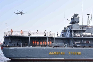 Ba tau hai quan Nga cap cang Philippines giua cang thang Bien Dong hinh anh