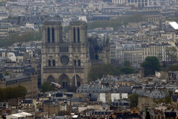 Buoi sang dau tien cua Paris sau vu chay Nha tho Duc Ba hinh anh