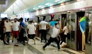 Xa hoi den mac ao trang tan cong nhom bieu tinh o Hong Kong hinh anh