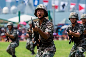 Quan doi Trung Quoc canh bao 'luc luong ly khai' o Hong Kong hinh anh