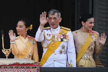 Bat ngo phe truat hoang quy phi, vua Thai Lan tai khang dinh quyen uy hinh anh