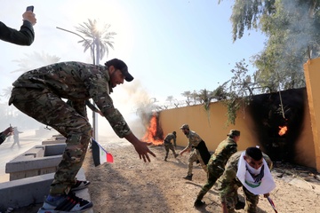 Nguoi bieu tinh pha cua, tan cong dai su quan My tai Iraq hinh anh