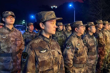 Bac si quan y TQ tam biet gia dinh dem giao thua, den tiep cuu Vu Han hinh anh
