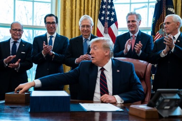 Dong thai bat ngo, sec ho tro nguoi My bi ra lenh in ten TT Trump hinh anh