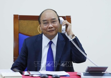 Thu tuong Nguyen Xuan Phuc dien dam voi TT Trump ve chong dich hinh anh