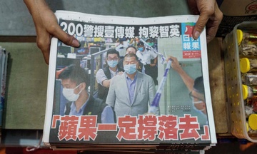 Bao Hong Kong 'chay hang' sau khi chu bi bat vi luat an ninh moi hinh anh