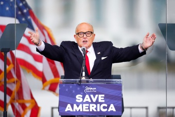 Ong Trump lai cau vien luat su Giuliani de doi pho luan toi? hinh anh