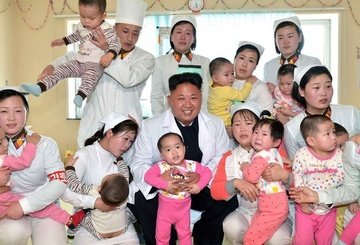 Kim Jong Un cung em gai tham trai tre mo coi o Binh Nhuong hinh anh