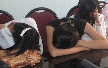 Co gai bi lua vuot bien, ep lay chong ngoai quoc hinh anh