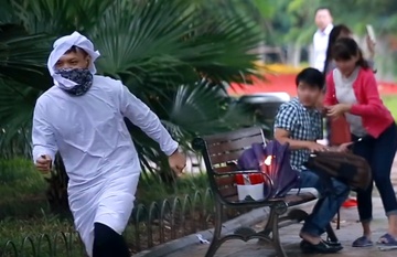 Canh sat xac minh clip 'ra duong dot bom' hinh anh